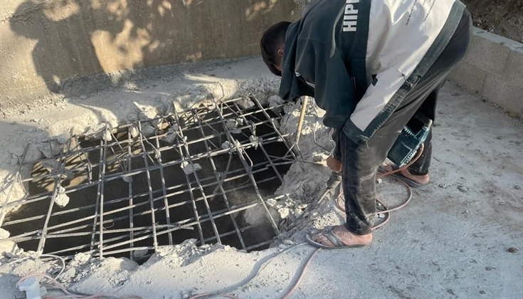 بلدية الاحتلال تجبر الشاب محمد أحمد الخطيب على هدم منزله