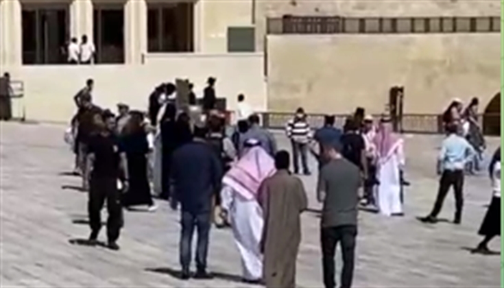 وفد بحريني داخل ساحة البراق بحماية قوات الاحتلال