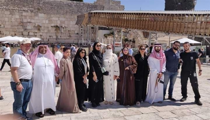 صورة وفد بحريني تطبيعي يزور حائط البراق بمباركة الاحتلال أمس