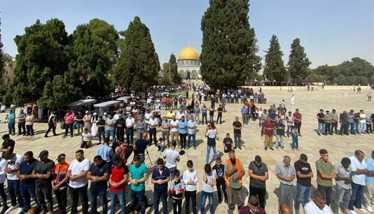 فلسطينيون يؤدون صلاة الجمعة داخل ساحات المسجد الأقصى المبارك