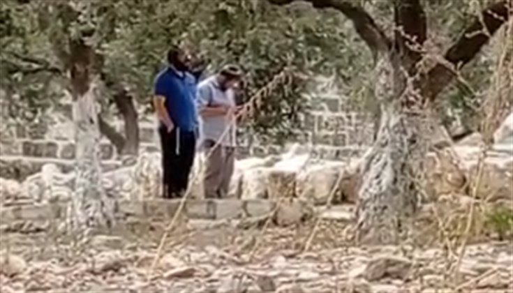 مستوطنان يؤديان طقوسًا تلمودية في المنطقة الشرقية