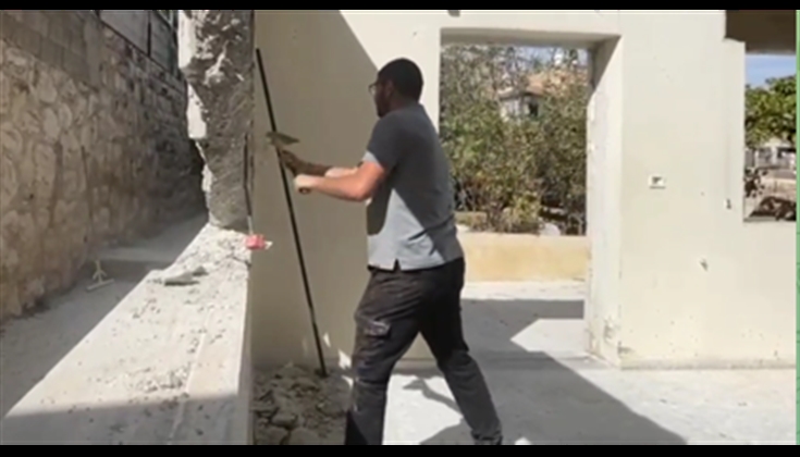 الاحتلال يجبر عائلة بزبزت على هدم غرف سكنية لها