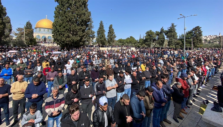 عشرة آلاف مصل يؤدون صلاة الجمعة في الأقصى المبارك