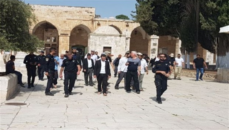 عشرات المستوطنين يقتحمون باحات "الأقصى" بحراسة مشددة