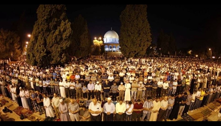 الآلاف يؤدون الفجر في الأقصى والإبراهيمي في جمعة "سيف القدس"