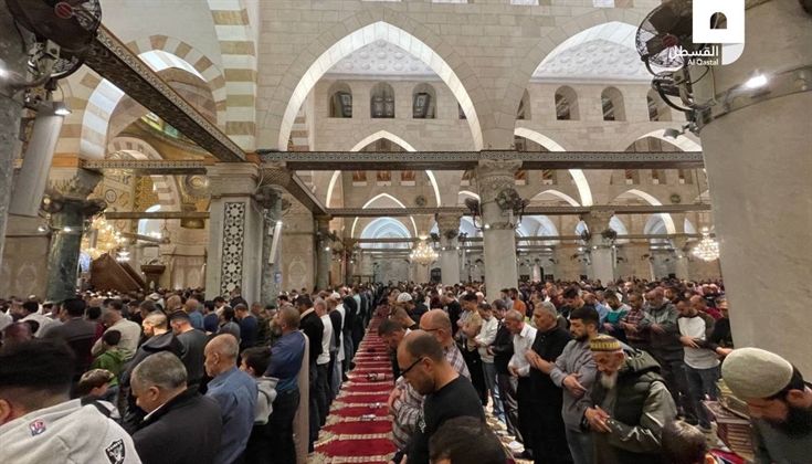 50000 مصلٍ يؤذون (التراويح) في رحاب المسجد الأقصى أمس