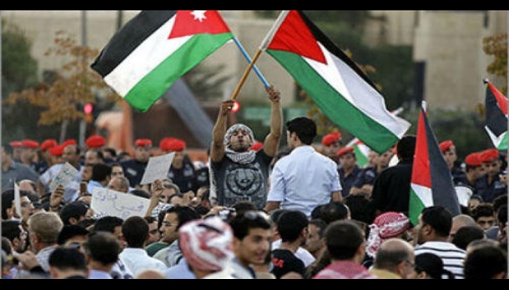 مئات الأردنيين يعتصمون قرب سفارة الاحتلال بعمّان تضامنا مع الأقصى