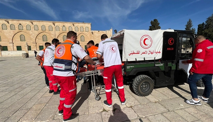 31 إصابة باعتداء الاحتلال على المصلين والمعتكفين في الأقصى