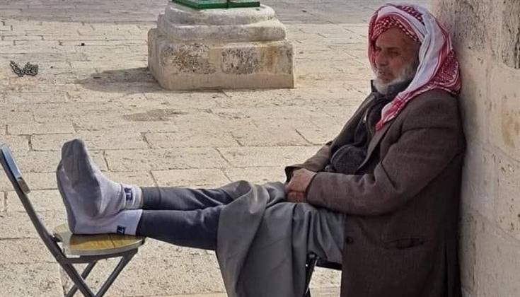 "غير آبهٍ بالرصاص والقنابل".. القواسمي سبعيني يُرابط بالأقصى رغم