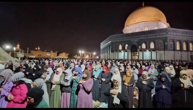 100 ألف مُصلي يؤدون العشاء والتراويح بـ"الأقصى"