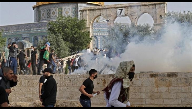 إصابات بالاختناق خلال قمع الاحتلال للمصلين بـ"الأقصى"