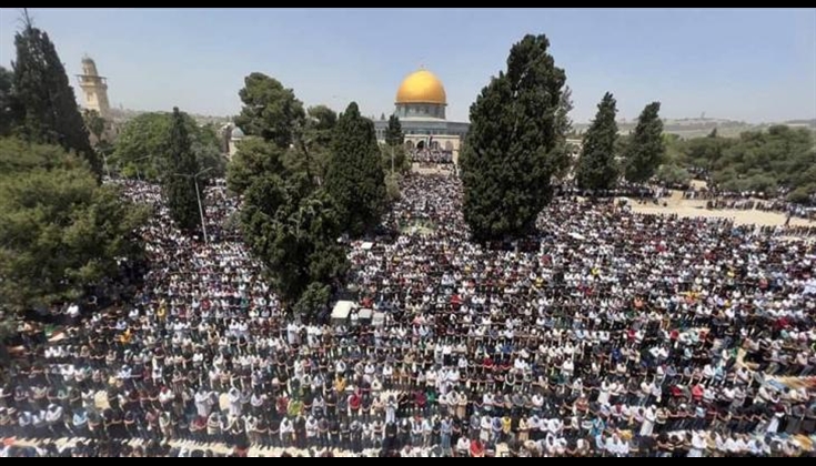 عشرات الآلاف يؤدون الجمعة الأخيرة من رمضان في "الأقصى"