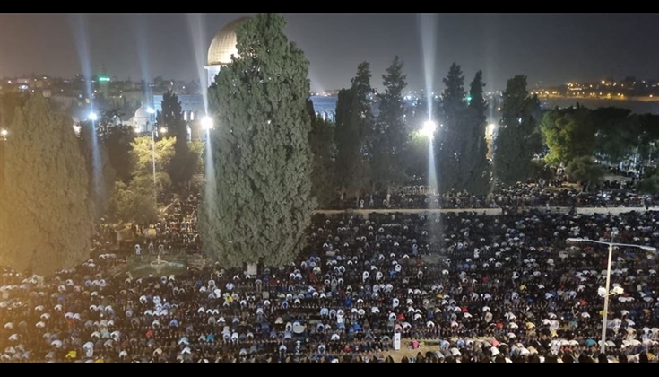 220 الف مصل يؤدون العشاء والتراويح في الجمعة الأخيرة من رمضان