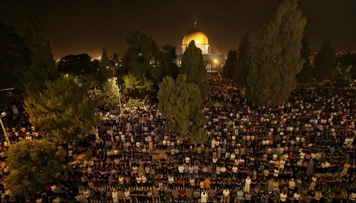 220 ألف مصلٍ يؤدون صلاتي العشاء والتراويح في المسجد الأقصى