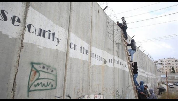 قفزٌ عن الجدار ومتاعب أخرى في سبيل الوصول لـ "الأقصى"