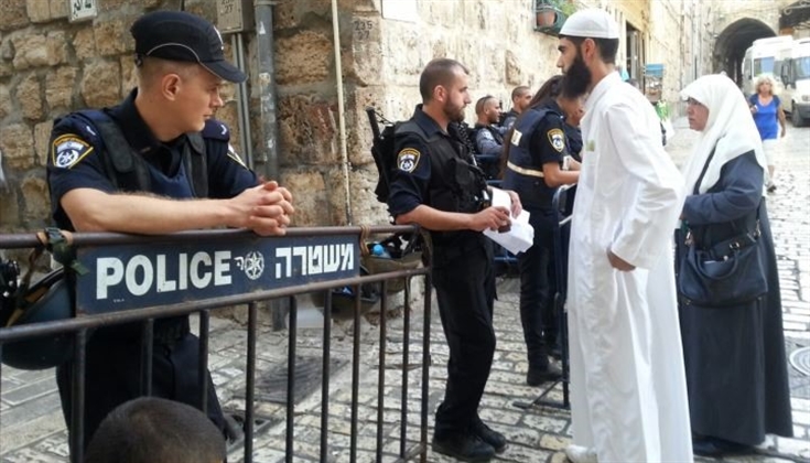 الاحتلال يحاول تحديد أعمار الداخلين إلى المسجد الأقصى خلال صلاتي