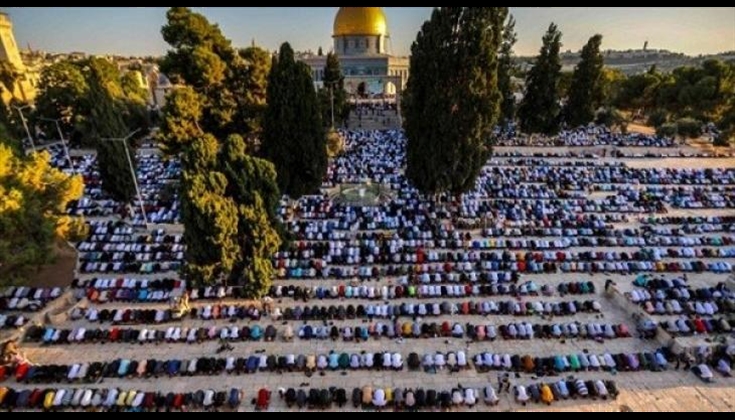 عشرات الآلاف يؤدون صلاة الجمعة في "الأقصى"