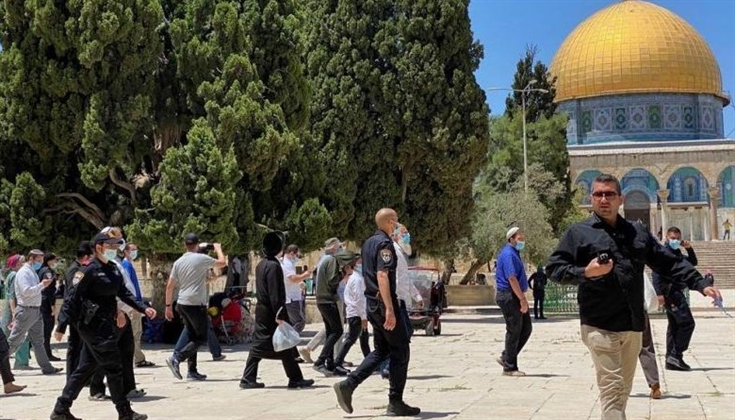 عشرات المستوطنين يقتحمون باحات الأقصى