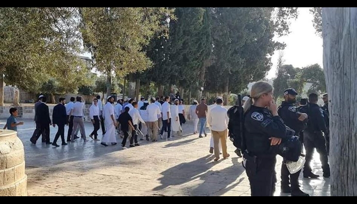 الاحتلال يقتحم الأقصى ويغلق المصلى القبلي