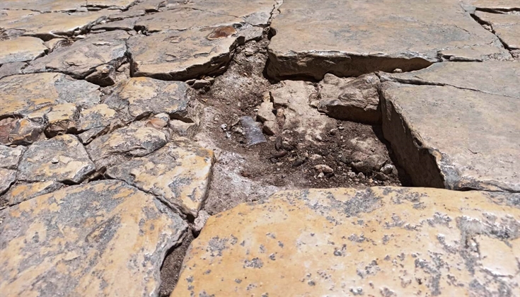 مصلون في الأقصى يكتشفون وجود تشققات في أرضيات الرواق الغربي فيه