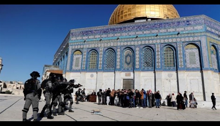 مستوطنون يقتحمون باحات الأقصى