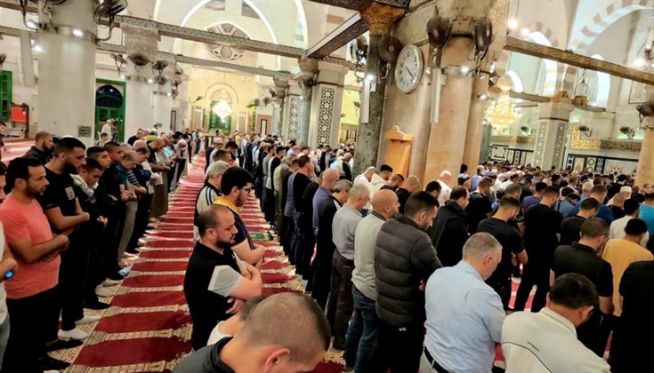 المصلون يلبون نداء الفجر في المسجد الأقصى في جمعة "مرابطون رغم