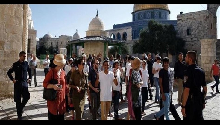 مجموعات من المستوطنين يقتحمون باحات الأقصى