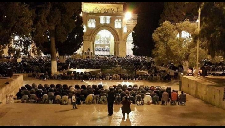 الآلاف يلبون نداء فجر "هبة الكرامة" في "الأقصى"