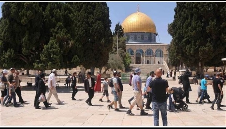 مستوطنون يقتحمون "الأقصى" والاحتلال يعتقل اثنين من حراسه