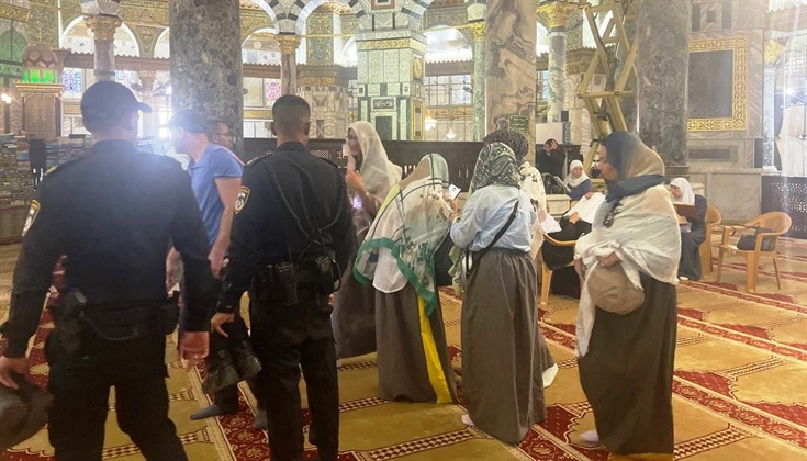 عناصر مخابرات الاحتلال تدنس مصلى قبة الصخرة في المسجد الأقصى