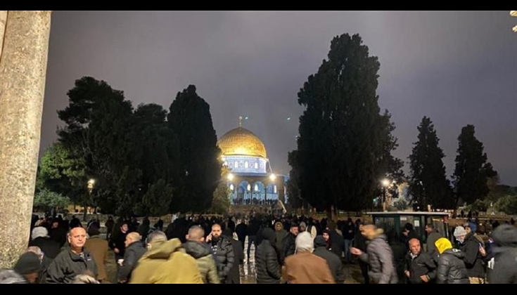 الآلاف يلبون نداء فجر "القدس عربية إسلامية" في الأقصى