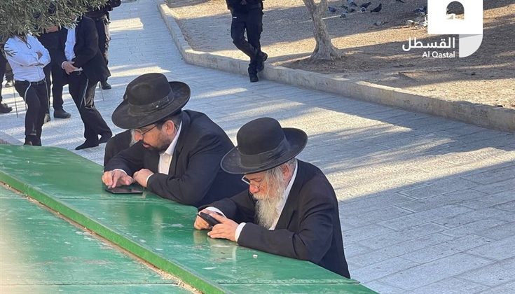 مستوطنون يؤدون طقوسًا تلمودية خلال اقتحامهم الأقصى اليوم