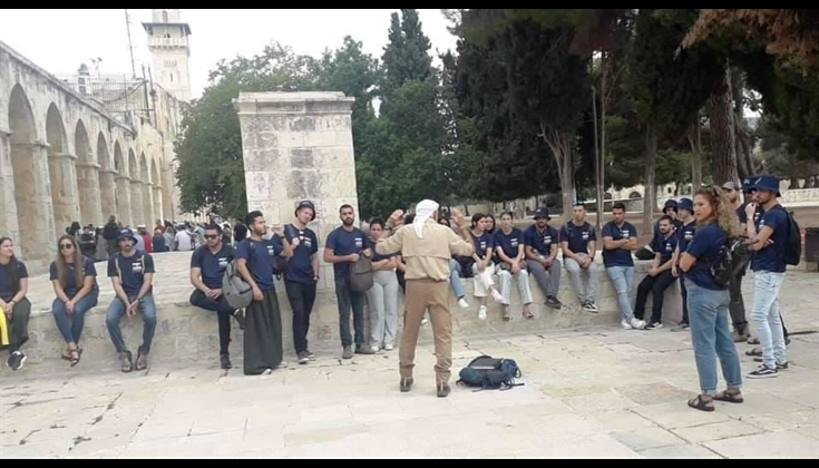 ضباط في جيش الاحتلال يدنسون مصاطب العلم في الأقصى