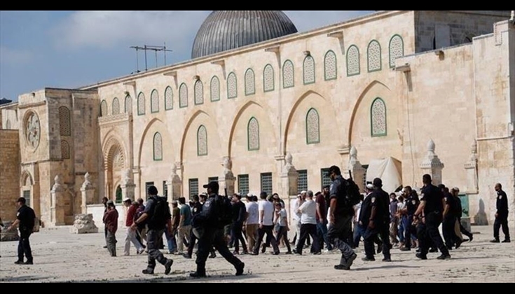 عشرات المستوطنين يقتحمون الأقصى