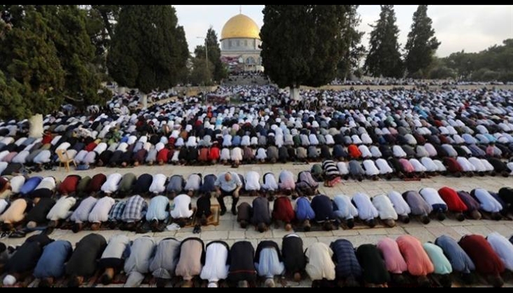 عشرات الآلاف يؤدون صلاة الجمعة في المسجد الأقصى