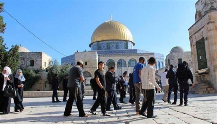 عشرات المستوطنين يقتحمون باحات الأقصى