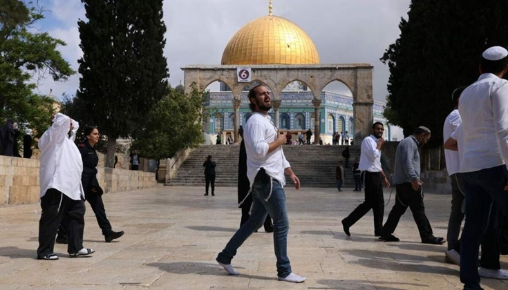مستوطنون بحماية قوات الاحتلال يقتحمون المسجد الأقصى