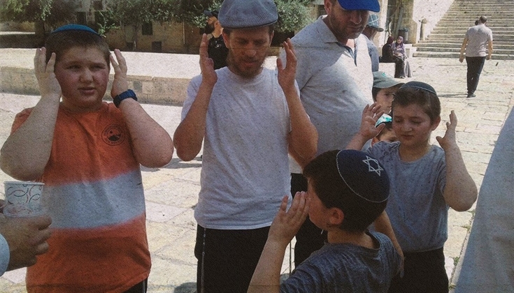 عصابات "المعبد" توثق تعليم أسرة من المستوطنين "الصلوات اليهودية"