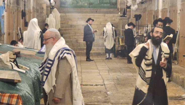 مستوطنون يؤدون طقوساً يهودية بالقرب من المسجد الأقصى