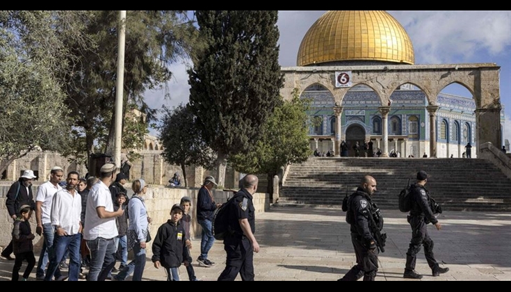 الاحتلال يقتحم الأقصى ومستوطنون ينفذون جولات استفزازية بين أبوابه