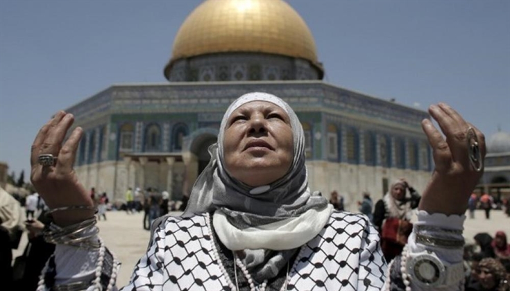 الاحتلال يُبعد مقدسيتين عن الأقصى 15 يومًا