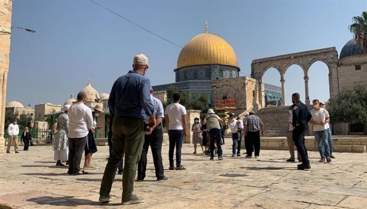 عشرات المستوطنين يقتحمون الأقصى
