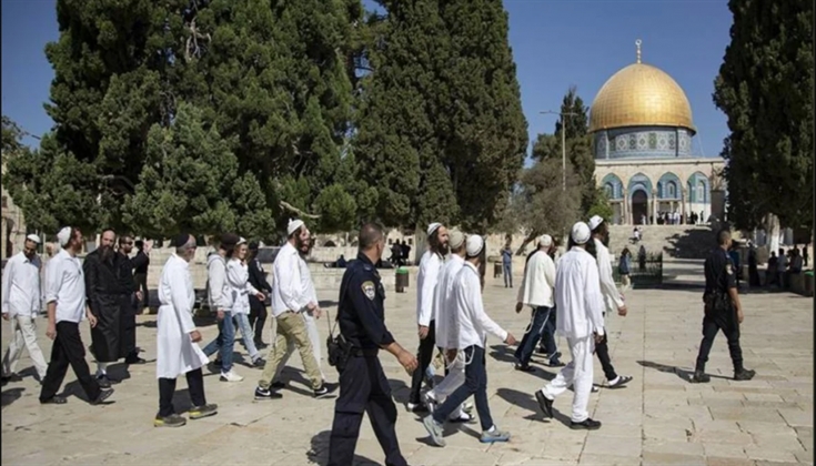 عشرات المستوطنين يقتحمون الأقصى