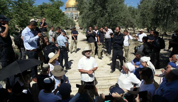 عشرات المستوطنين يقتحمون الأقصى