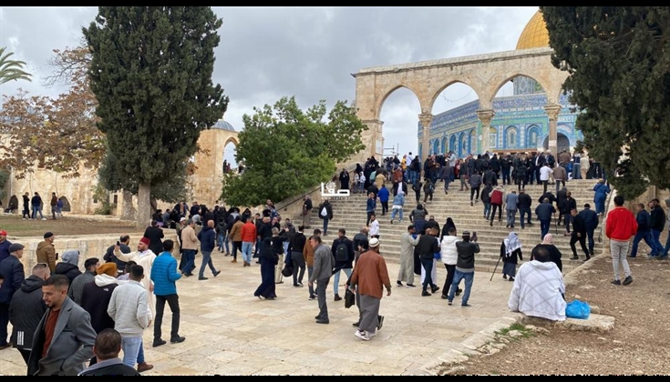 50 ألف مصل يؤدون "الجمعة" برحاب الأقصى
