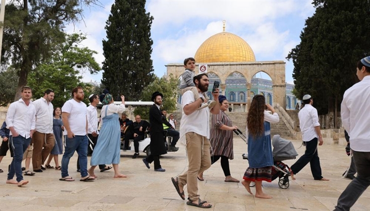 عشرات المستوطنين يقتحمون الأقصى