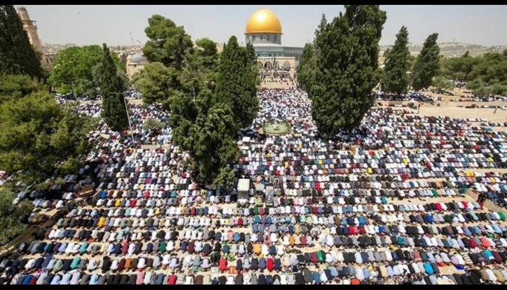 60 ألف مصلٍ يؤدون صلاة الجمعة في باحات المسجد الأقصى