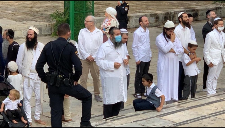 عشرات المستوطنين يقتحمون باحات الأقصى