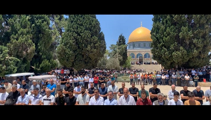 سبعون ألفا يؤدون صلاة الجمعة في المسجد الأقصى
