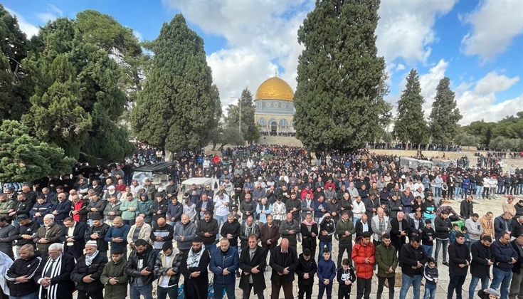 عشرات الآلاف يشهدون صلاة الجمعة في “الأقصى”